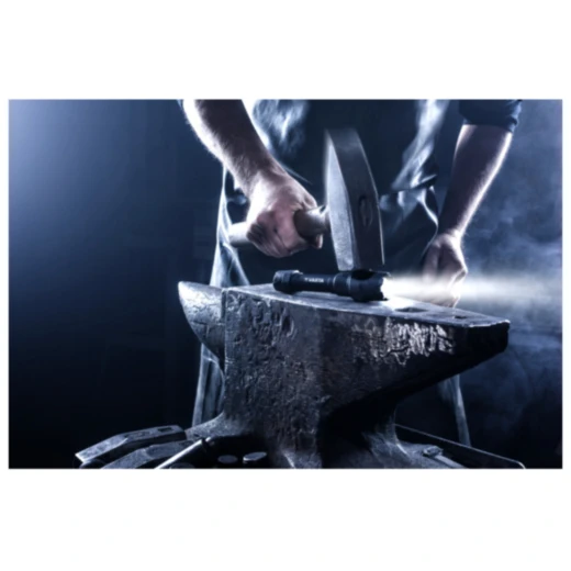 Taschenlampe LED Indestructible F20 von Varta mit 2 AA Batterie